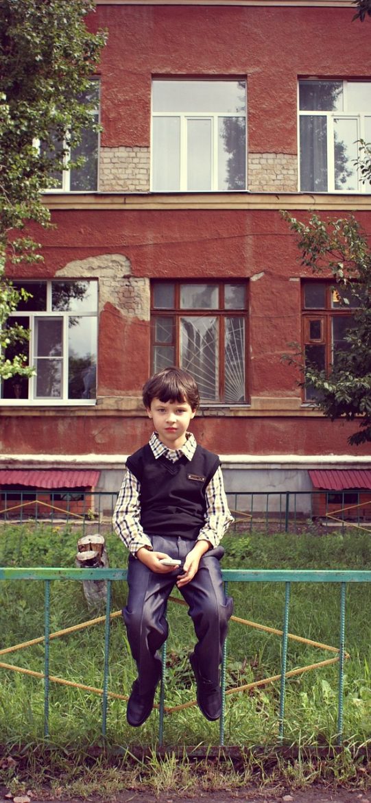 2026年08月31日 App 的节气物候详情页，版面上半部分是节气名与三候原文，下半部分是白话注解与配图，楷体标题配浅灰正文